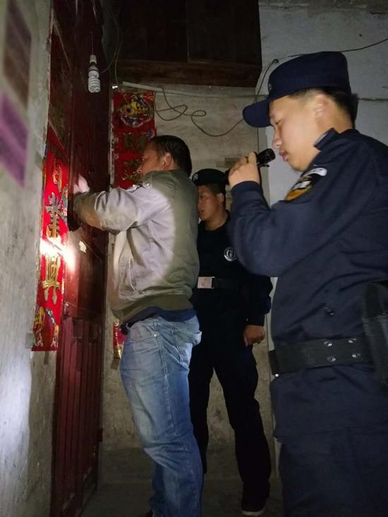 中山粗心妈妈误将幼女锁家中 